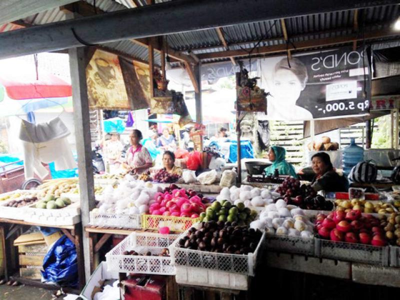 Hujan Terus Menerus Pedagang Buah di Pasar Kidul 